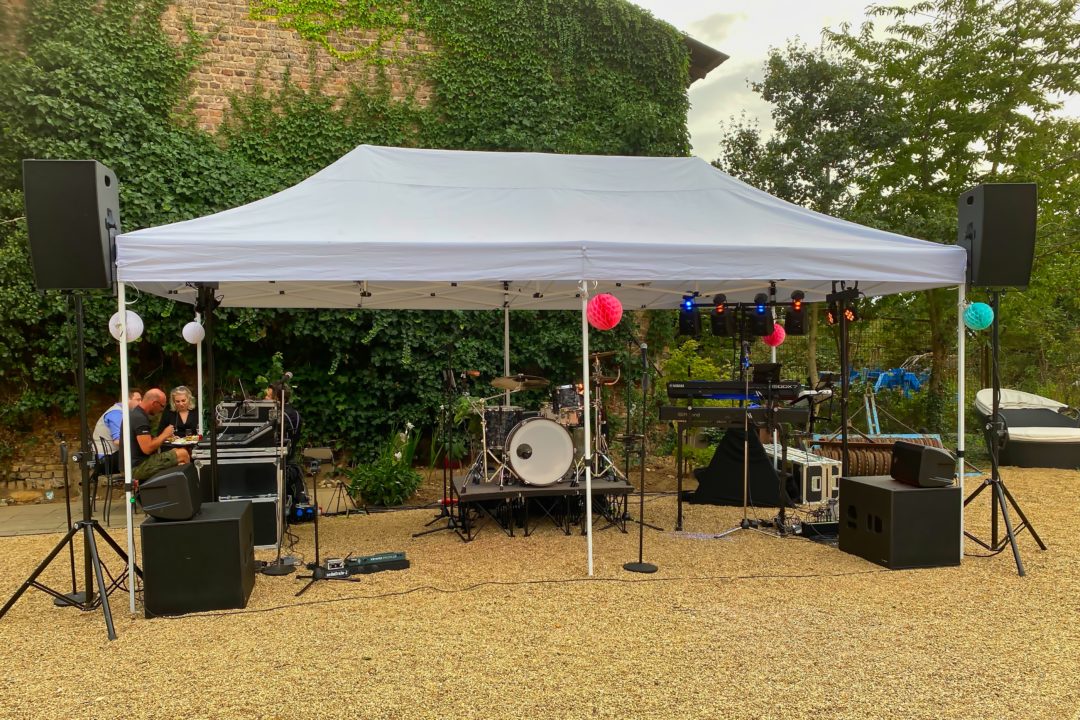 Hochzeit Auf Dem Bauernhof Lecker Nudelsalat Partyband